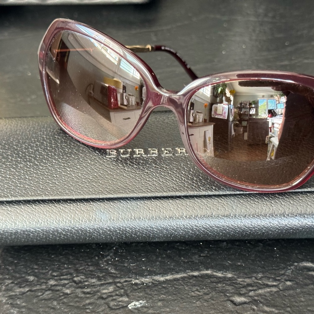 Burberry Red Oversized Sunglasses - Picture 2 of 7
